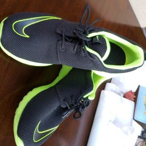 Nike Roshe size 7Y
